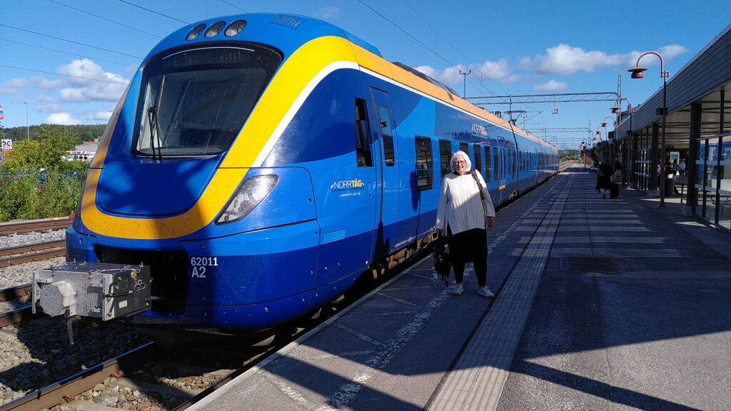 Liz Gyhlesten-Nord framför tåget mot norr.